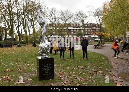 Newington Green, London, Großbritannien. November 2020. Skulptur von Mary Wollstonecraft des Künstlers Maggi Hambling in Newington Green, Nord-London. Kredit: Matthew Chattle/Alamy Live Nachrichten Stockfoto