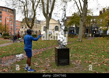 Newington Green, London, Großbritannien. November 2020. Skulptur von Mary Wollstonecraft des Künstlers Maggi Hambling in Newington Green, Nord-London. Kredit: Matthew Chattle/Alamy Live Nachrichten Stockfoto