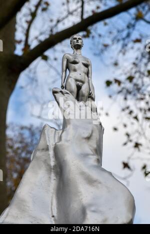 Newington Green, London, Großbritannien. November 2020. Skulptur von Mary Wollstonecraft des Künstlers Maggi Hambling in Newington Green, Nord-London. Kredit: Matthew Chattle/Alamy Live Nachrichten Stockfoto