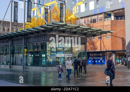 Blick auf mehrere Menschen unterschiedlichen Alters, die im Stadtzentrum von Basildon während der britischen National Lockdown, Essex, Großbritannien, spazieren gehen Stockfoto