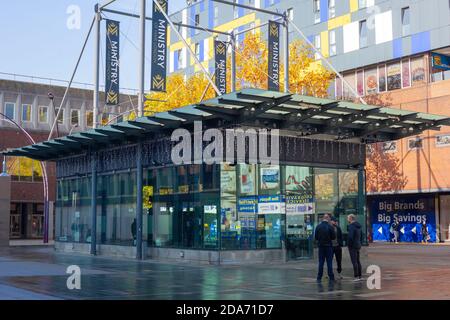 Lifestyle / Concept - Blick auf drei männliche Freunde im Stadtzentrum von Basildon, Essex, Großbritannien Stockfoto