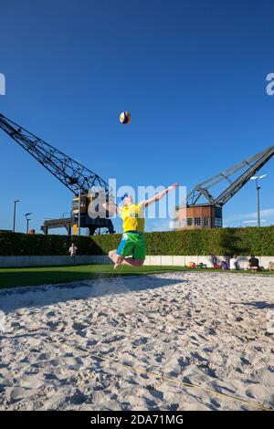 Geographie / Reisen, Deutschland, Nordrhein-Westfalen, Köln, Beachvolleyballplatz am südlichen Lat, Additional-Rights-Clearance-Info-not-available Stockfoto