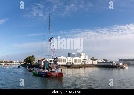 LES SABLES D'OLONNE, FRANKREICH - 08. NOVEMBER 2020: Romain Attanasio Boot (Pure - Best Western) im Kanal für den Start des Vendee Globe 2020 Stockfoto