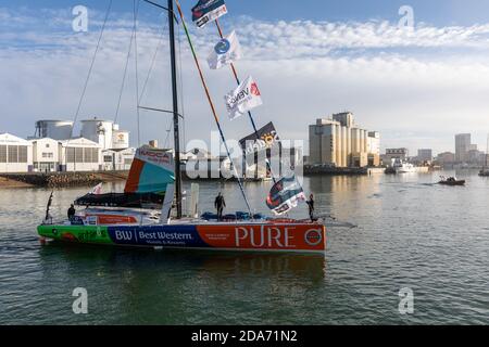 LES SABLES D'OLONNE, FRANKREICH - 08. NOVEMBER 2020: Romain Attanasio Boot (Pure - Best Western) im Kanal für den Start des Vendee Globe 2020 Stockfoto