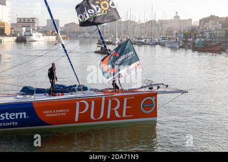 LES SABLES D'OLONNE, FRANKREICH - 08. NOVEMBER 2020: Romain Attanasio Boot (Pure - Best Western) im Kanal für den Start des Vendee Globe 2020 Stockfoto