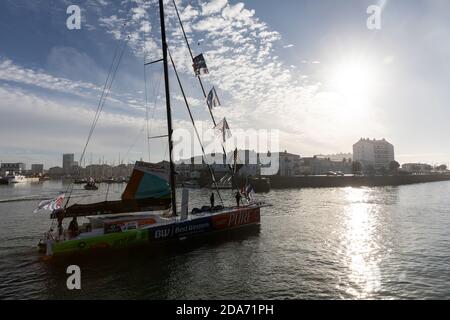 LES SABLES D'OLONNE, FRANKREICH - 08. NOVEMBER 2020: Romain Attanasio Boot (Pure - Best Western) im Kanal für den Start des Vendee Globe 2020 Stockfoto