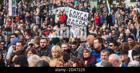 KIEW, UKRAINE - 06. Oktober 2019: Tausende ukrainer nehmen an Kundgebung gegen die Unterzeichnung der sogenannten Steinmeier-Formel auf dem Unabhängigkeitsplatz in Kiew Teil. Bildunterschrift - Komm heraus Diener, Leute sind gekommen Stockfoto