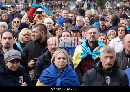 KIEW, UKRAINE - 06. Oktober 2019: Tausende ukrainer nehmen an Kundgebung gegen die Unterzeichnung der sogenannten Steinmeier-Formel auf dem Unabhängigkeitsplatz in Kiew, Ukraine, Teil Stockfoto