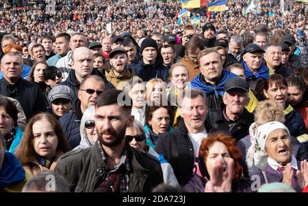 KIEW, UKRAINE - 06. Oktober 2019: Tausende ukrainer nehmen an Kundgebung gegen die Unterzeichnung der sogenannten Steinmeier-Formel auf dem Unabhängigkeitsplatz in Kiew, Ukraine, Teil Stockfoto