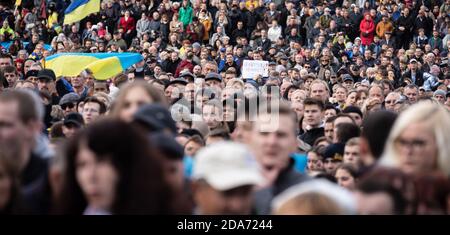 KIEW, UKRAINE - 06. Oktober 2019: Tausende ukrainer nehmen an Kundgebung gegen die Unterzeichnung der sogenannten Steinmeier-Formel auf dem Unabhängigkeitsplatz in Kiew, Ukraine, Teil. Bildunterschrift – Keine Kapitulation Stockfoto