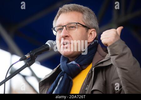 KIEW, UKRAINE - 06. Oktober 2019: Tausende ukrainer nehmen an Kundgebung gegen die Unterzeichnung der sogenannten Steinmeier-Formel auf dem Unabhängigkeitsplatz in Kiew, Ukraine, Teil Stockfoto