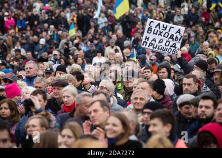 KIEW, UKRAINE - 06. Oktober 2019: Tausende ukrainer nehmen an Kundgebung gegen die Unterzeichnung der sogenannten Steinmeier-Formel auf dem Unabhängigkeitsplatz in Kiew Teil. Bildunterschrift - Komm heraus Diener, Leute sind gekommen Stockfoto