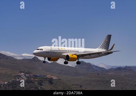 Los Rodeos, Teneriffa/Kanarische Inseln; Juli 24 2020: Vueling Airbus A320-271N, Landung, am Flughafen La Laguna Stockfoto