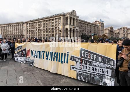 KIEW, UKRAINE - 06. Oktober 2019: Tausende ukrainer nehmen an Kundgebung gegen die Unterzeichnung der sogenannten Steinmeier-Formel auf dem Unabhängigkeitsplatz in Kiew, Ukraine, Teil. Bildunterschrift – Keine Kapitulation Stockfoto