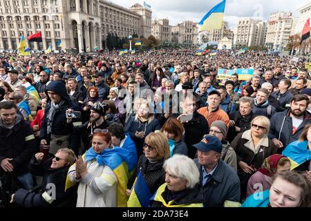 KIEW, UKRAINE - 06. Oktober 2019: Tausende ukrainer nehmen an Kundgebung gegen die Unterzeichnung der sogenannten Steinmeier-Formel auf dem Unabhängigkeitsplatz in Kiew, Ukraine, Teil. Bildunterschrift – Keine Kapitulation Stockfoto