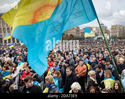 KIEW, UKRAINE - 06. Oktober 2019: Tausende ukrainer nehmen an Kundgebung gegen die Unterzeichnung der sogenannten Steinmeier-Formel auf dem Unabhängigkeitsplatz in Kiew, Ukraine, Teil Stockfoto