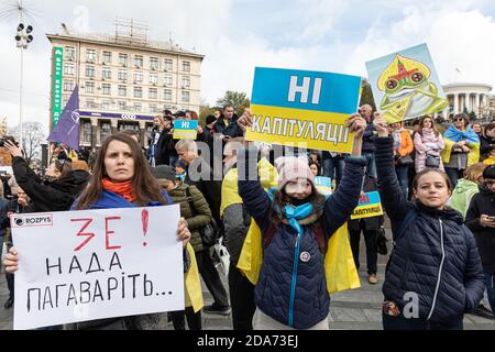 KIEW, UKRAINE - 06. Oktober 2019: Tausende ukrainer nehmen an Kundgebung gegen die Unterzeichnung der sogenannten Steinmeier-Formel auf dem Unabhängigkeitsplatz in Kiew, Ukraine, Teil. Bildunterschrift – Keine Kapitulation Stockfoto