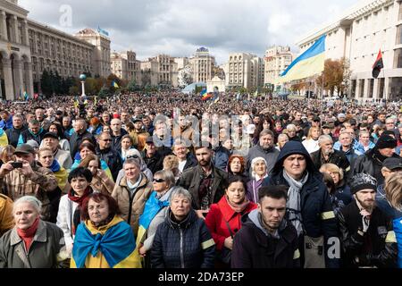 KIEW, UKRAINE - 06. Oktober 2019: Tausende ukrainer nehmen an Kundgebung gegen die Unterzeichnung der sogenannten Steinmeier-Formel auf dem Unabhängigkeitsplatz in Kiew, Ukraine, Teil Stockfoto