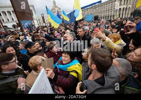 KIEW, UKRAINE - 06. Oktober 2019: Tausende ukrainer nehmen an Kundgebung gegen die Unterzeichnung der sogenannten Steinmeier-Formel auf dem Unabhängigkeitsplatz in Kiew, Ukraine, Teil Stockfoto