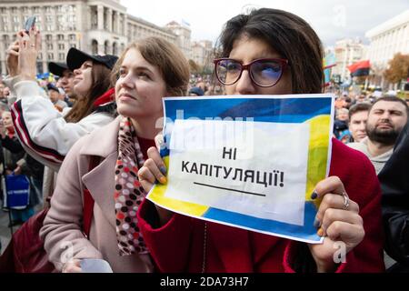 KIEW, UKRAINE - 06. Oktober 2019: Tausende ukrainer nehmen an Kundgebung gegen die Unterzeichnung der sogenannten Steinmeier-Formel auf dem Unabhängigkeitsplatz in Kiew, Ukraine, Teil. Bildunterschrift – Keine Kapitulation Stockfoto