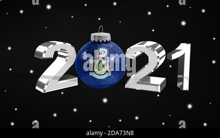 Frohes neues Jahr 2021, Flagge Staat Maine auf einem weihnachtsspielzeug, Dekorationen isoliert auf dunklem Hintergrund. Kreatives weihnachtskonzept. Stockfoto