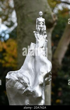 Newington Green, London, Großbritannien. November 2020. Skulptur von Mary Wollstonecraft des Künstlers Maggi Hambling in Newington Green, Nord-London. Kredit: Matthew Chattle/Alamy Live Nachrichten Stockfoto