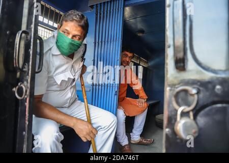 Demonstranten von Bajrang Dal werden in einem Polizeiwagen gesehen, nachdem sie von der Kolkata Polizei in einer Protestkundgebung festgenommen wurden.Bajrang Dal Demonstranten veranstalten eine Protestkundgebung gegen die Verfolgung von Hindus in Bangladesch. Stockfoto