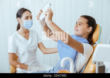 Empfang, Untersuchung der Patienten- und Zahnpflege Stockfoto