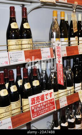 französische Weine, La Cave de Yamaha Shop, Ginza, Tokio, Japan Stockfoto