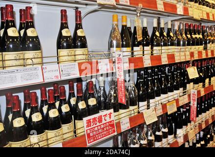 französische Weine, La Cave de Yamaha Shop, Ginza, Tokio, Japan Stockfoto