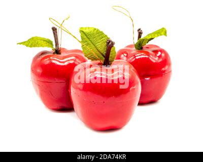 Rote Weihnachtsäpfel Dekoration isoliert auf weißem Hintergrund Stockfoto