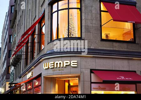 Nahaufnahme des traditionsreichen deutschen Juwelierhauses „Wempe“ (gegründet 1878) im Hohenzollernhaus in Düsseldorf mit weihnachtlicher Dekoration. Stockfoto