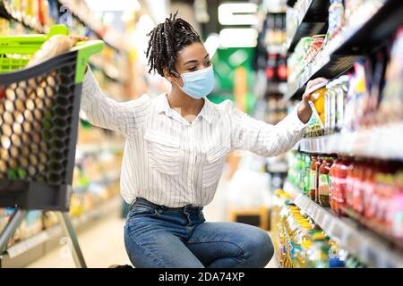 Junge Afrikanische Frau Tun Lebensmittelgeschäft Einkaufen Im Supermarkt Stockfoto