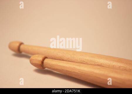 Drumsticks isoliert auf weißem Hintergrund. Holzknüppel. Nylonspitze Schlagstock. Stockfoto