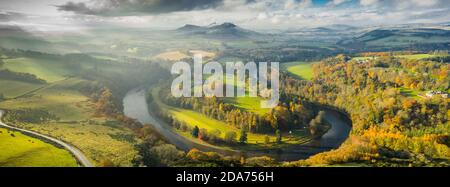 10. Nov, 2020, Scott's View, nahe Melrose, Scottish Borders, Schottland.. Wetter in Großbritannien, Schottland, Großbritannien die Strahlen der nebligen Herbstsonne werfen Lichterpools über die Eildon Hills und die umliegenden Felder, wie aus dem ScottÕs View, einer Ansicht, die dem Gedenken des schottischen Autors Sir Walter Scott gewidmet ist, gesehen wird.die Ansicht zeigt auch den berühmten Lachsfischerschlag Bemersyde am Fluss Tweed. Quelle: phil wilkinson/Alamy Live News Stockfoto