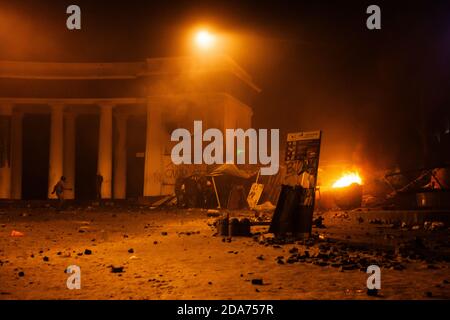 KIEW, UKRAINE - 20. Januar 2014: Der Abend nach der gewaltsamen Konfrontation und den regierungsfeindlichen Protesten auf der Straße Hrushevskoho Stockfoto