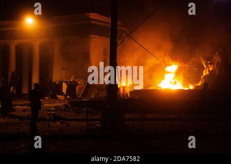 KIEW, UKRAINE - 20. Januar 2014: Der Abend nach der gewaltsamen Konfrontation und den regierungsfeindlichen Protesten auf der Straße Hrushevskoho Stockfoto