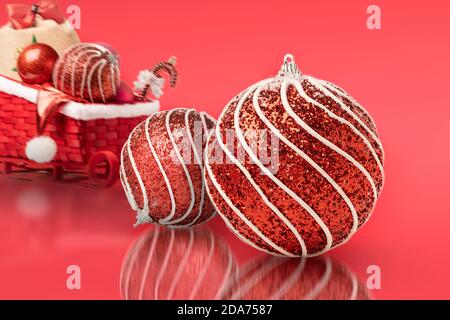 Rote Weihnachten Weihnachtsballons und Weihnachtsmann Schlitten mit Geschenken Stockfoto