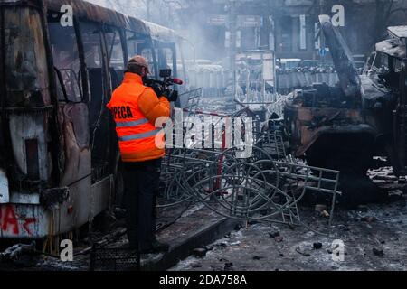 KIEW, UKRAINE - 20. Januar 2014: Der Morgen nach der gewaltsamen Konfrontation und den regierungsfeindlichen Protesten auf der Straße Hrushevskoho Stockfoto