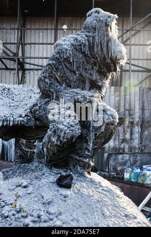 KIEW, UKRAINE - 26. Januar 2014: Massenproteste gegen die Regierung im Zentrum von Kiew. Eisige Denkmal Valery Lobanovsky auf Hruschevskoho St. in der Nähe Dynamo-Stadion Stockfoto