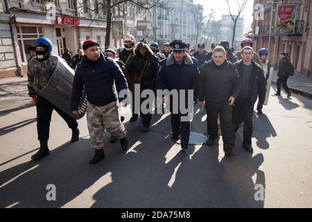 KIEW, UKRAINE – 21. Februar 2014: Die Polizei aus Lemberg schwor die Treue des ukrainischen Volkes und kam in Kiew, Ukraine an, um sich dem Euromaidan, Aktivisten und Demonstranten anzuschließen und zu schützen. Stockfoto