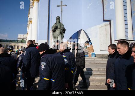 KIEW, UKRAINE – 21. Februar 2014: Die Polizei aus Lemberg schwor die Treue des ukrainischen Volkes und kam in Kiew, Ukraine an, um sich dem Euromaidan, Aktivisten und Demonstranten anzuschließen und zu schützen. Stockfoto