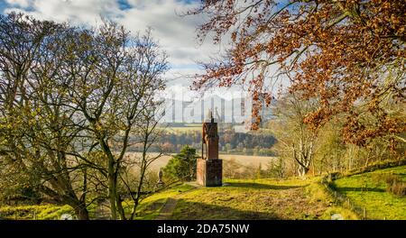 The William Wallace, Statue, nahe Melrose, Scottish Borders, Großbritannien. November 2020. UK Wetter, Schottland, UK die William Wallace Statue auf dem Gelände des Bemersyde Anwesens, nahe Melrose in der Scottish Borders ist eine Statue, die William Wallace gedenkt. Sie wurde von David Steuart Erskine, 11. Earl of Buchan in Auftrag gegeben.die Statue wurde von John Smith von Darnick aus rotem Sandstein gefertigt und 1814 errichtet.[2] Sie steht 31 Fuß (9.4 m) hoch und zeigt Wallace mit Blick über den Fluss Tweed. Und Eildon Hills. Quelle: phil wilkinson/Alamy Live News Stockfoto