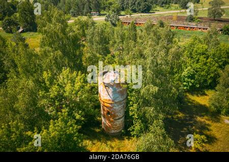 Weißrussland. Luftaufnahme Des Wasserturms In Der Tschernobyl Zone. Katastrophe Von Tschornobyl. Baufällige Haus Im Weißrussischen Dorf. Ganze Dörfer Stockfoto