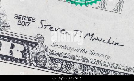 16:9 Breitbild der Unterschrift von Steven Mnuchin, US-Finanzminister, auf der Vorderseite einer 1-Dollar-Banknote / Banknote. Für die amerikanische Wirtschaft. Stockfoto