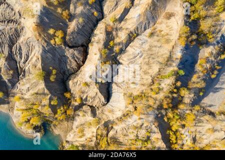 Draufsicht auf die bergigen Falten des Geländes Ein Herbsttag Stockfoto