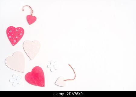 Rosa und weiße Herzen auf einem hellen Hintergrund. Stockfoto