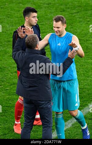 Finaljubeltrainer Hans-Dieter 'Hansi' STREIFEN (M) und Torwart Manuel NEUER (M) Fußball 1. Bundesliga, 7. Spieltag, Borussia Dortmund (DO) - FC Bayern München (M) 2: 3, am 7. November 2020 in Dortmund. ¬ Verwendung weltweit Stockfoto