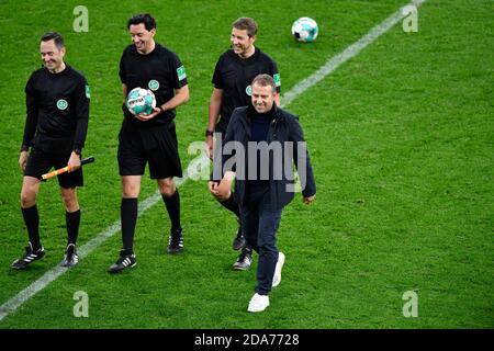 Dortmund, Deutschland. 07. Nov, 2020. Jubilations-Trainer Hans-Dieter 'Hansi' STREIFEN (M) und Schiedsrichter Manuel GRAEFE (Grvssfe) Fußball 1. Bundesliga, 7. Spieltag, Borussia Dortmund (DO) - FC Bayern München (M) 2:3, am 07.11.2020 in Dortmund. ¬ Nutzung weltweit Credit: dpa/Alamy Live News Stockfoto