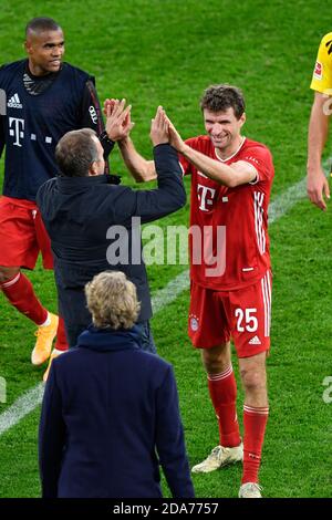 Dortmund, Deutschland. 07. November 2020. Jubeltrainer Hans-Dieter 'Hansi' STREIFEN (M) und Thomas MÜLLER (Mvºller, M) Fußball 1. Bundesliga, 7. Spieltag, Borussia Dortmund (DO) - FC Bayern München (M) 2: 3, am 07.11.2020 in Dortmund. ¬ Nutzung weltweit Credit: dpa/Alamy Live News Stockfoto